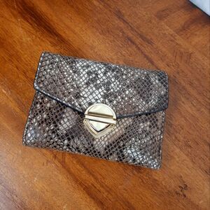 Chic Bi-fold Snakeskin Wallet with Gold Accent Buckle